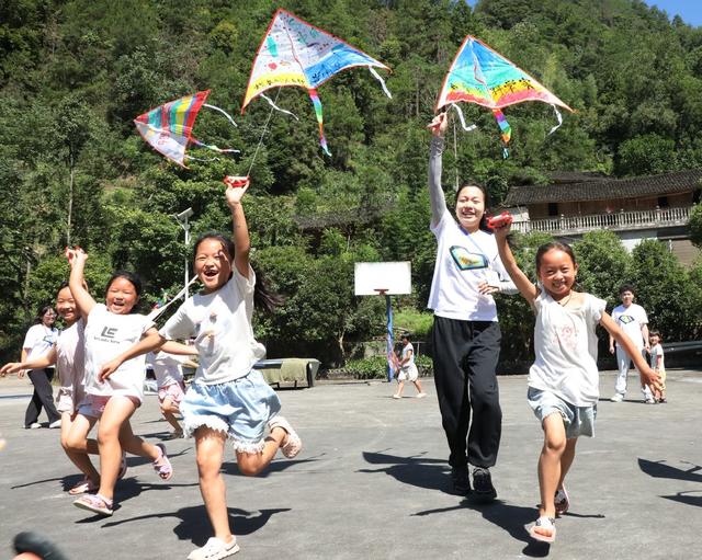    大学生爱心支教  情暖山区留守娃
