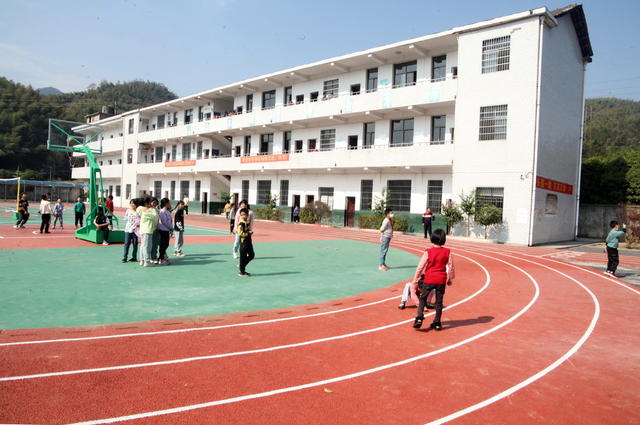 振兴村口的囗漂亮囗学校