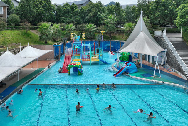 清江湖畔享清凉