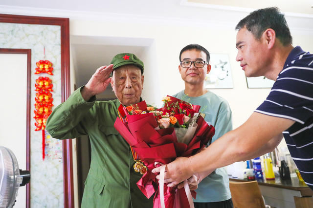八一  建军节  慰问老兵