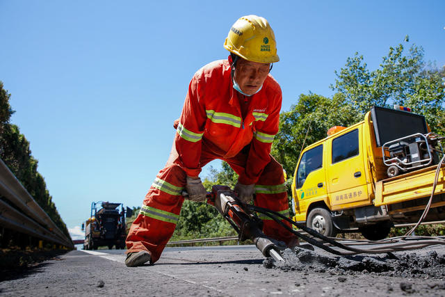 高速公路、交通、暴雨、抢修