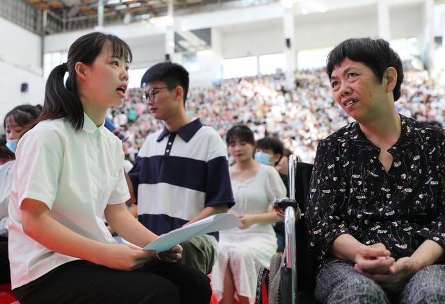 道德模范 孝老爱亲 邹晴 带着妈妈 上大学