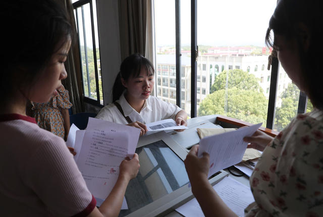 道德模范 孝老爱亲 邹晴 带着妈妈 上大学