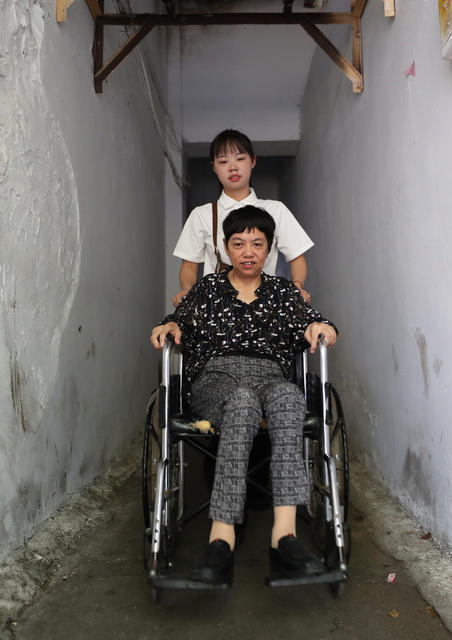 道德模范 孝老爱亲 邹晴 带着妈妈 上大学