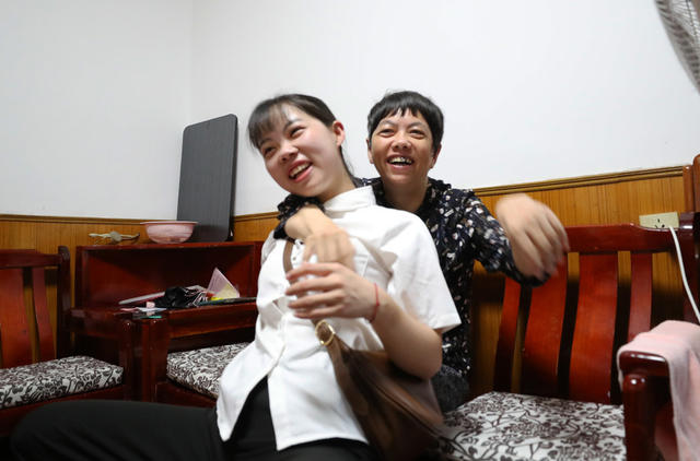 道德模范 孝老爱亲 邹晴 带着妈妈 上大学