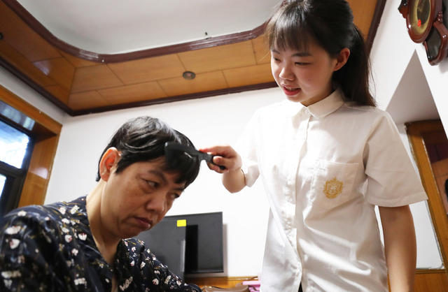 道德模范 孝老爱亲 邹晴 带着妈妈 上大学