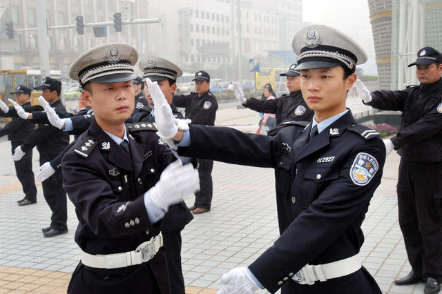 长沙开福交警“传、帮、带”