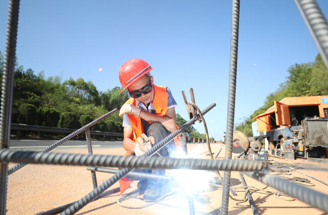 南岳高速 塌方 抢修