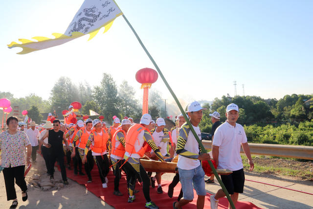 奋力划船 新龙舟登江 赛龙舟