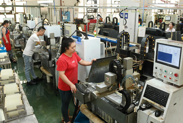 纾企帮困
企业生产
订单产品
光学玻璃
县域经济
工业
工人
经开区  车间