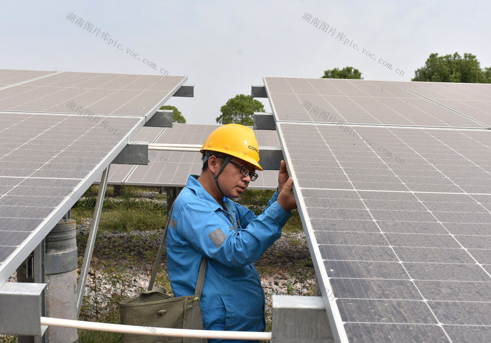 海螺水泥  光伏发电  产业发展  企业增收  绿色发展   经济工作  高质量发展  屋面发电  节能减排 