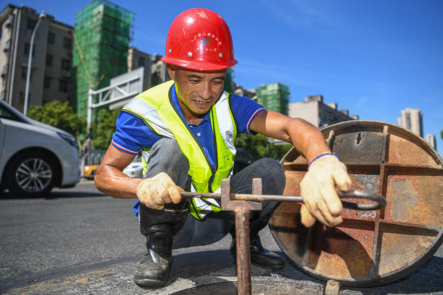 供水 战高温 水业集团 抢修 水管  