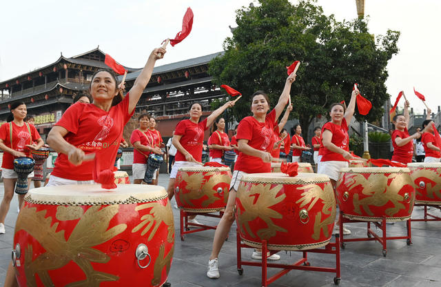 国庆节 喜迎国庆  鼓  文化 文艺 欢庆 庆祝活动 打鼓 文体 广场 群众