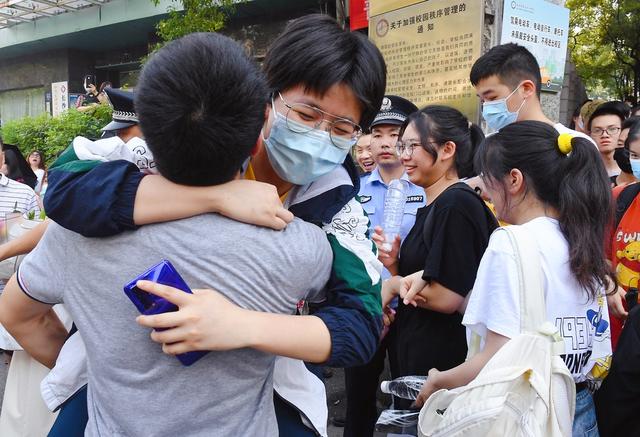 高考 结束 拥抱
