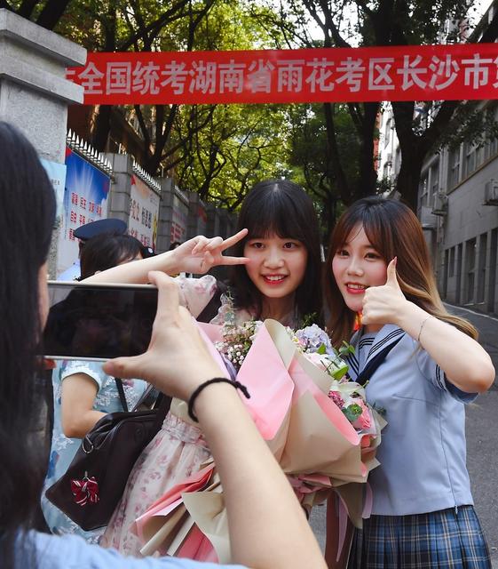 高考 结束 拥抱