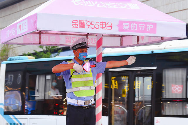 粉色交警岗亭 爱心