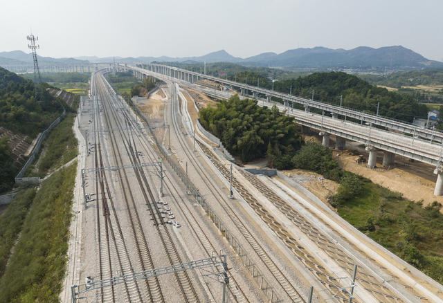 长沙西站项目长沙西城际场轨道铺设完毕