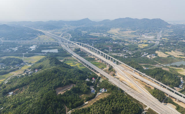 长沙西站项目长沙西城际场轨道铺设完毕