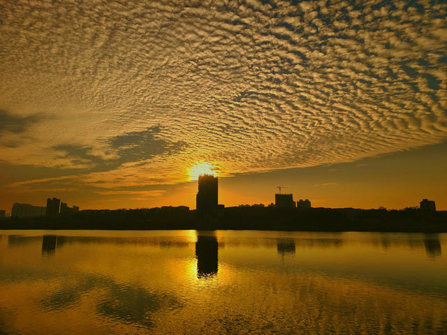 秋日 朝霞 美丽