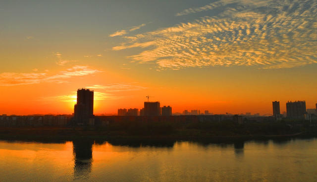秋日 朝霞 美丽