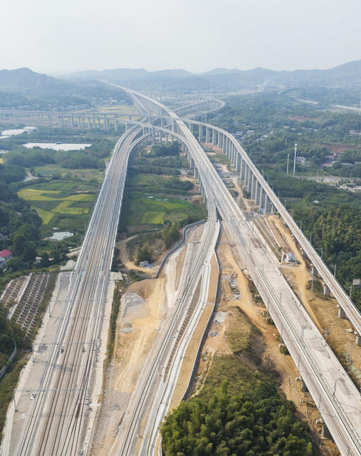 长沙西站项目长沙西城际场轨道铺设完毕