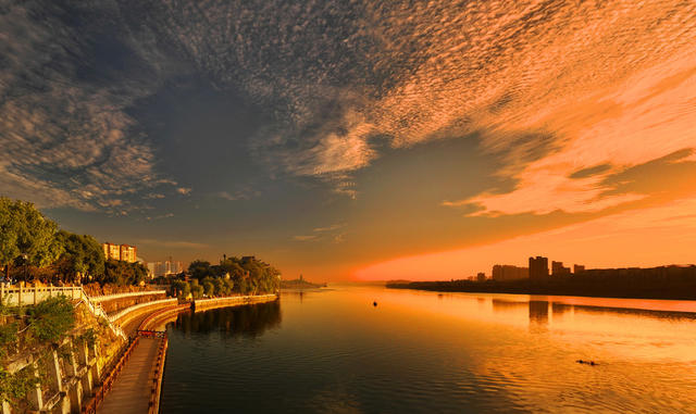 秋日 朝霞 美丽