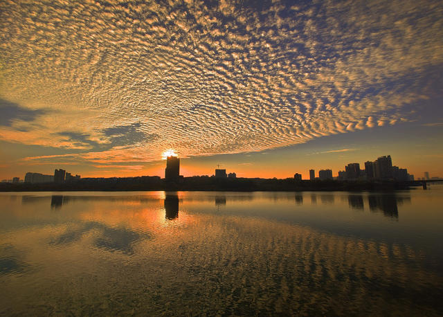 秋日 朝霞 美丽