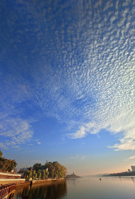秋日 朝霞 美丽