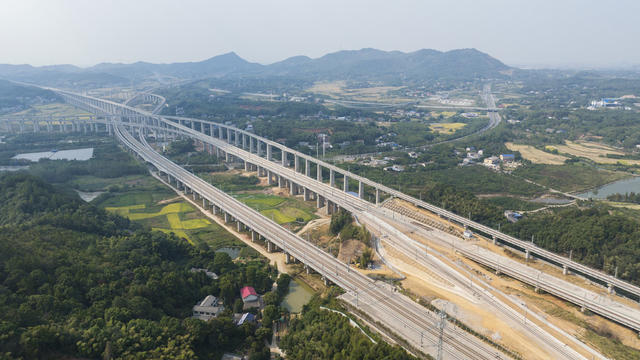 长沙西站项目长沙西城际场轨道铺设完毕
