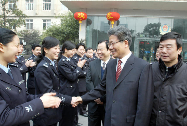 张春贤慰问省会执勤民警