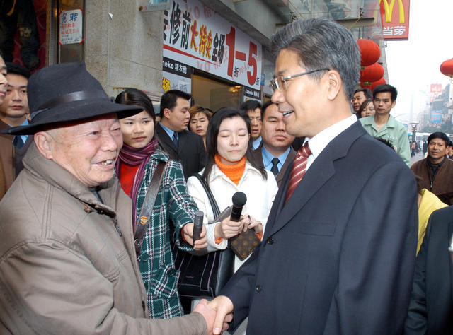 张春贤慰问省会执勤民警