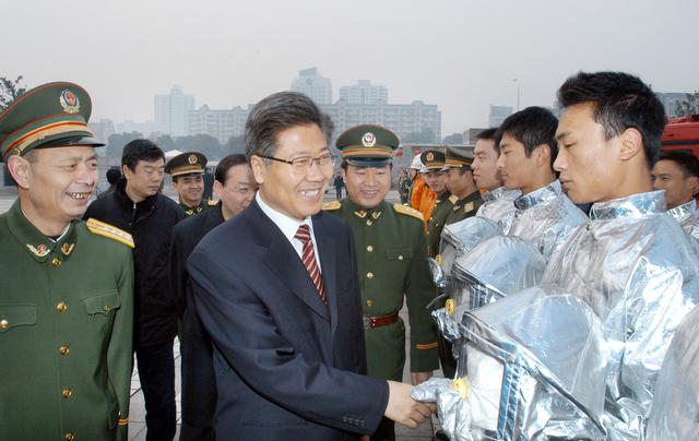 张春贤慰问省会执勤民警