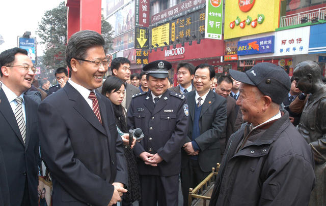 张春贤慰问省会执勤民警