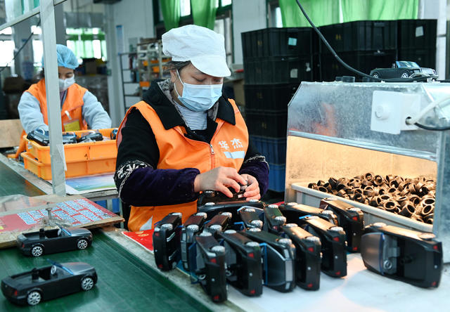 订单产品  生产  企业  车间  电子塑料玩具  助企纾困 员工 工业