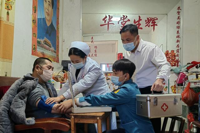 公共 卫生 服务 送医 送药  体检 上门 守护 百姓 健康
