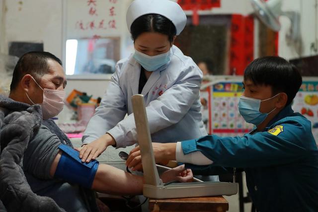 公共 卫生 服务 送医 送药  体检 上门 守护 百姓 健康
