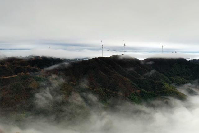 风电 云雾 山峦 工业 自然 画卷 长廊 产业 赋能 乡村 振兴
