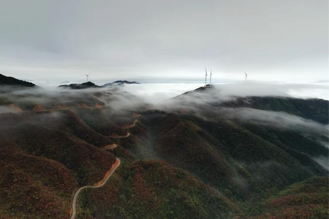 风电 云雾 山峦 工业 自然 画卷 长廊 产业 赋能 乡村 振兴
