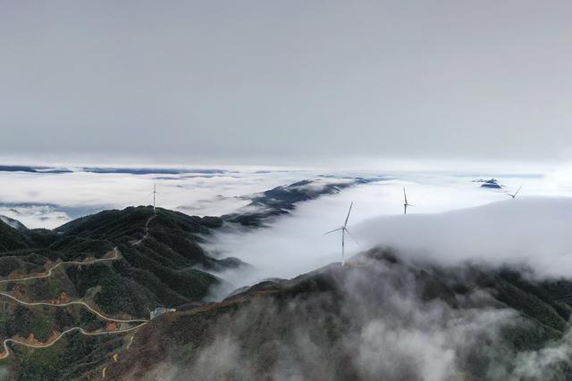 风电 云雾 山峦 工业 自然 画卷 长廊 产业 赋能 乡村 振兴
