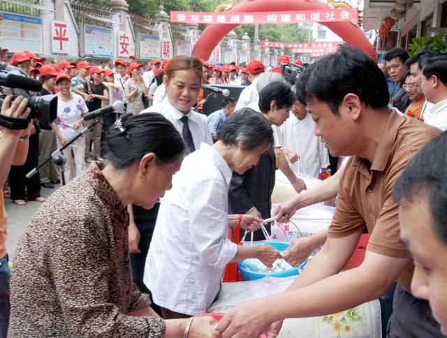 长沙市首批“雷锋超市”在浏阳市创办