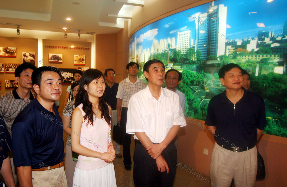 谢康生在湖南省第一师范考察调研