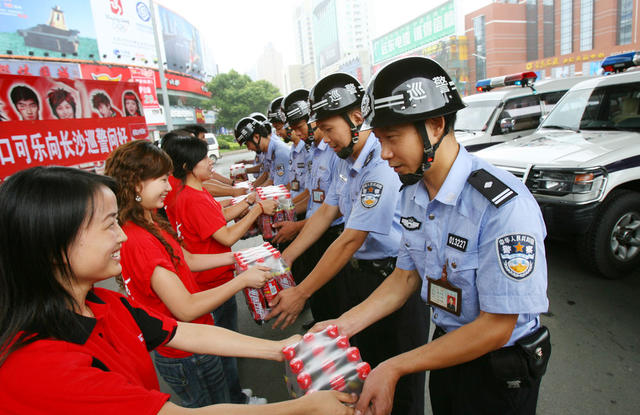 湖南中粮可口可乐公司慰问民警