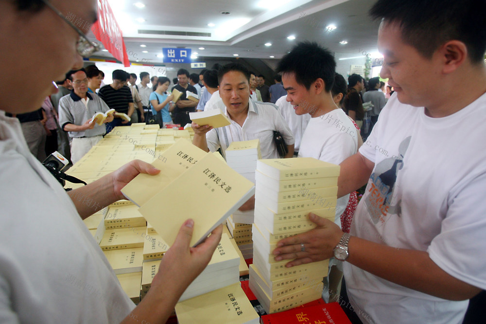 社会各界踊跃购买《江泽民文选》 长沙