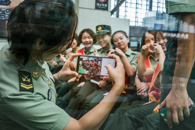 高铁站  军人  拍照  合影