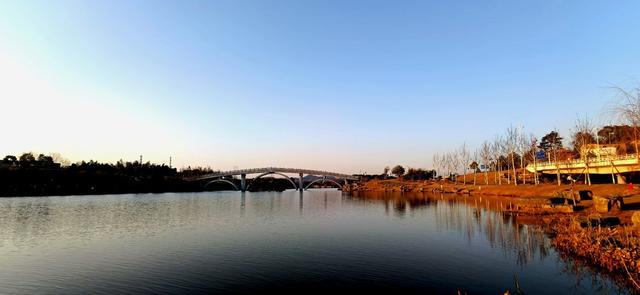 傍晚红色万丰湖