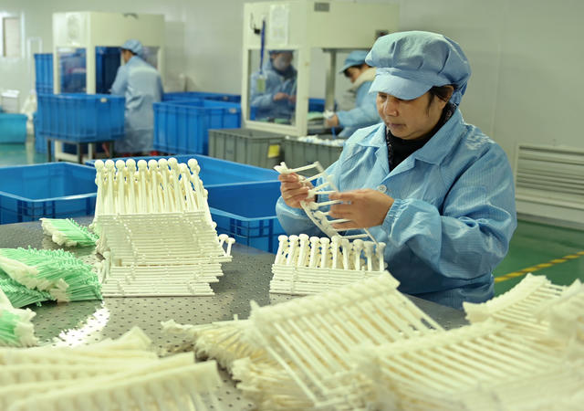 助企纾困 企业  经开区 生产 稳增长 无尘耗材 工人 工业 稳岗用工 