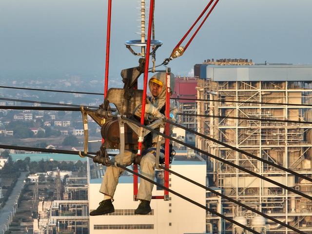 带电作业 超高压  绝缘子 等强电场  吊篮 电厂 输电线路 屏蔽