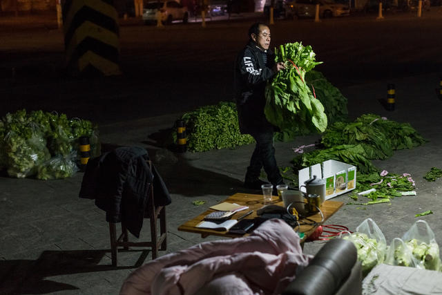夜晚  冬天  卖菜  蔬菜  辛勤  街道