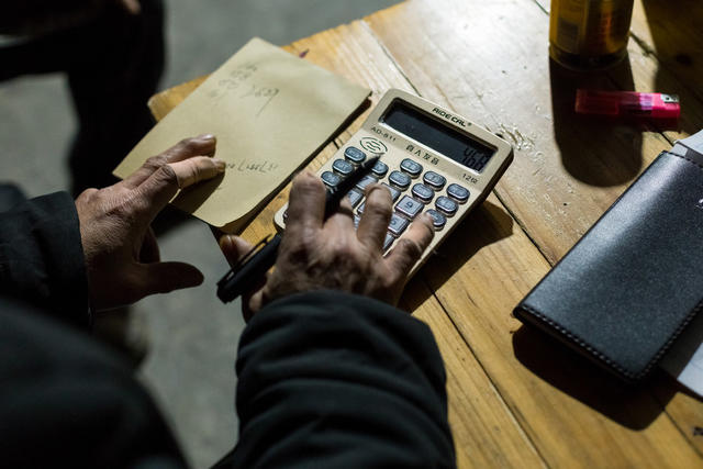 夜晚  冬天  卖菜  蔬菜  辛勤  街道