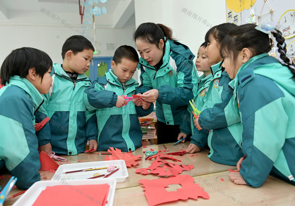 
幼儿教育  幼儿园  儿童  教师  非遗  传统文化 传承 剪纸 